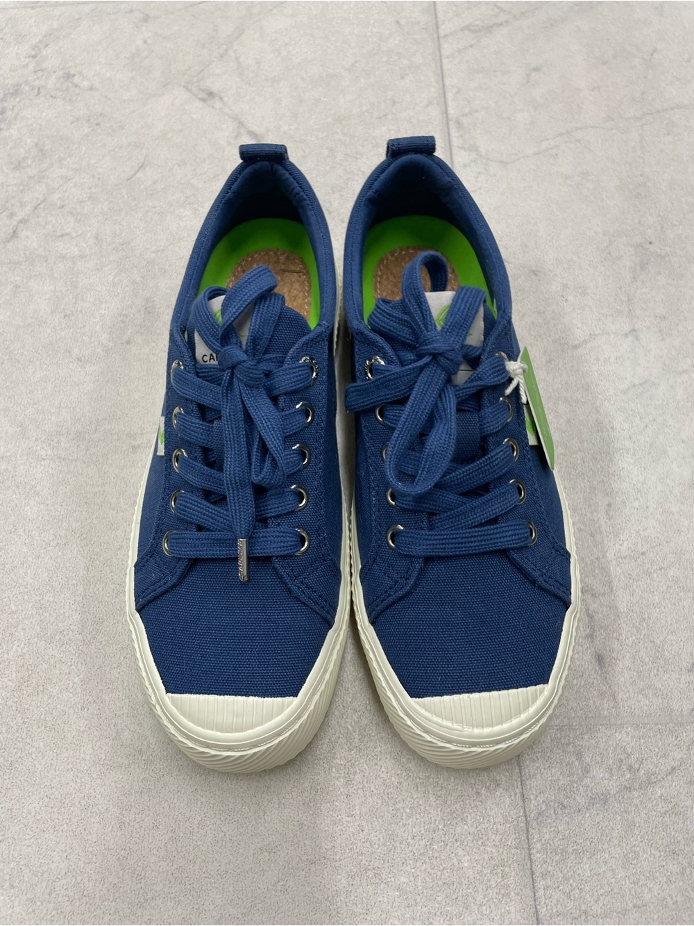 (CA-4) Cariuma OCA Low Canvas Sneakers - Picture 2 of 5